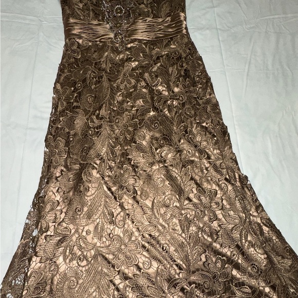 Beautiful gown - Picture 6 of 8